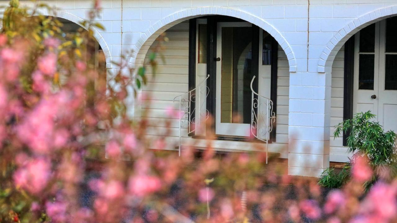 Azalea Motel คูนาแบราบรัน ภายนอก รูปภาพ