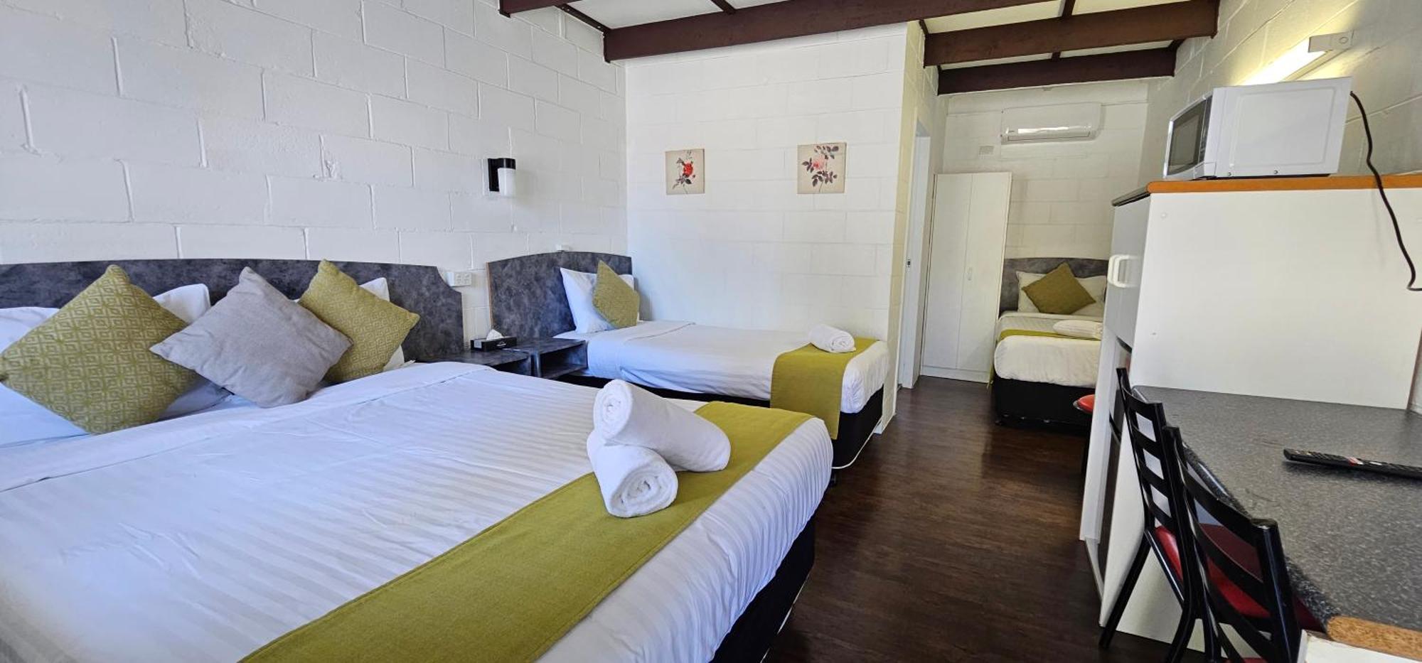 Azalea Motel คูนาแบราบรัน ภายนอก รูปภาพ