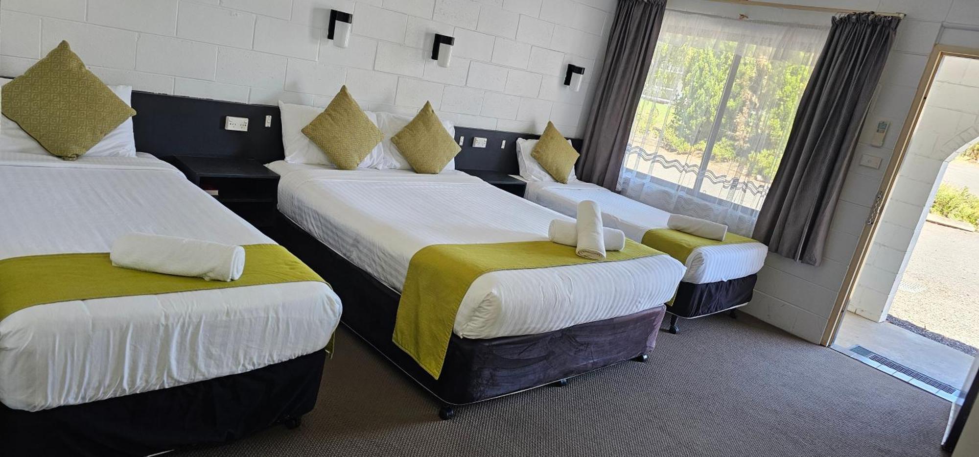 Azalea Motel คูนาแบราบรัน ภายนอก รูปภาพ