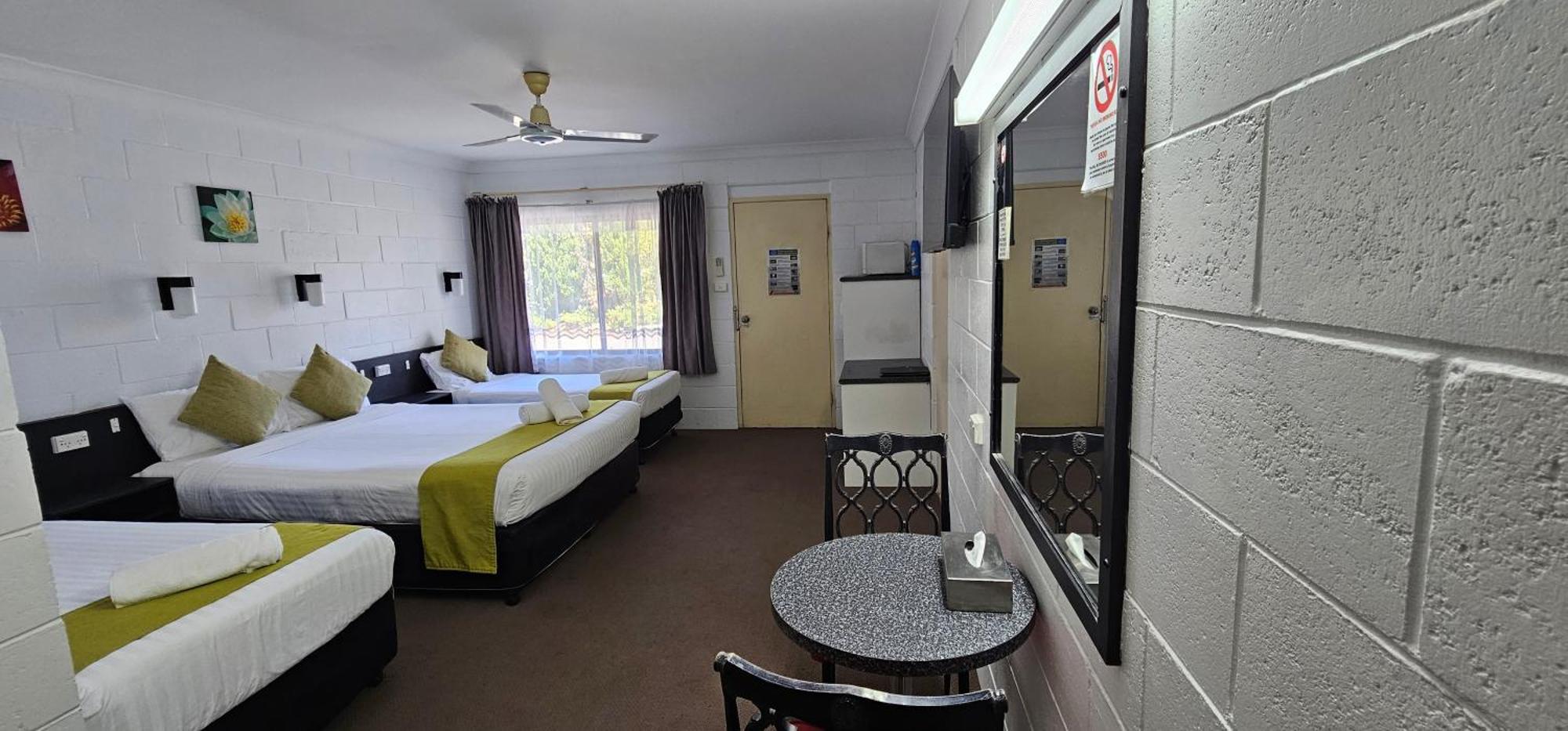 Azalea Motel คูนาแบราบรัน ภายนอก รูปภาพ