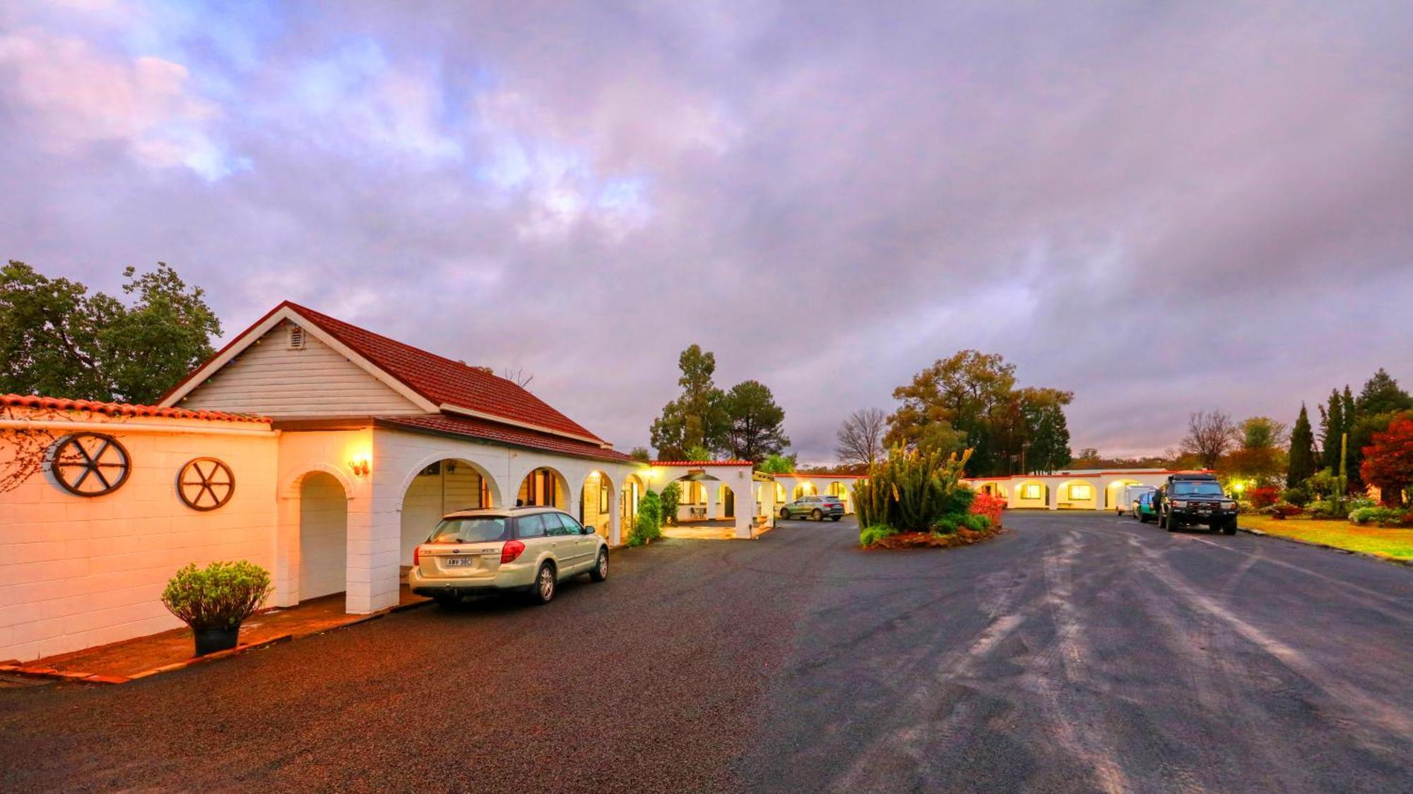 Azalea Motel คูนาแบราบรัน ภายนอก รูปภาพ